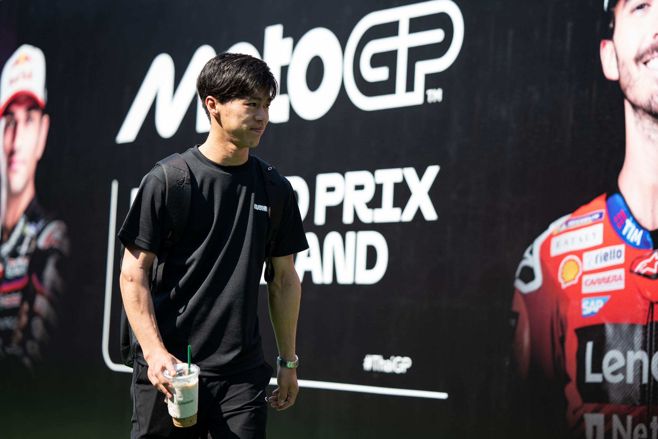 Da Quartararo in cannottiera a Marquez con la t-shirt celeste: tutti i look dei piloti