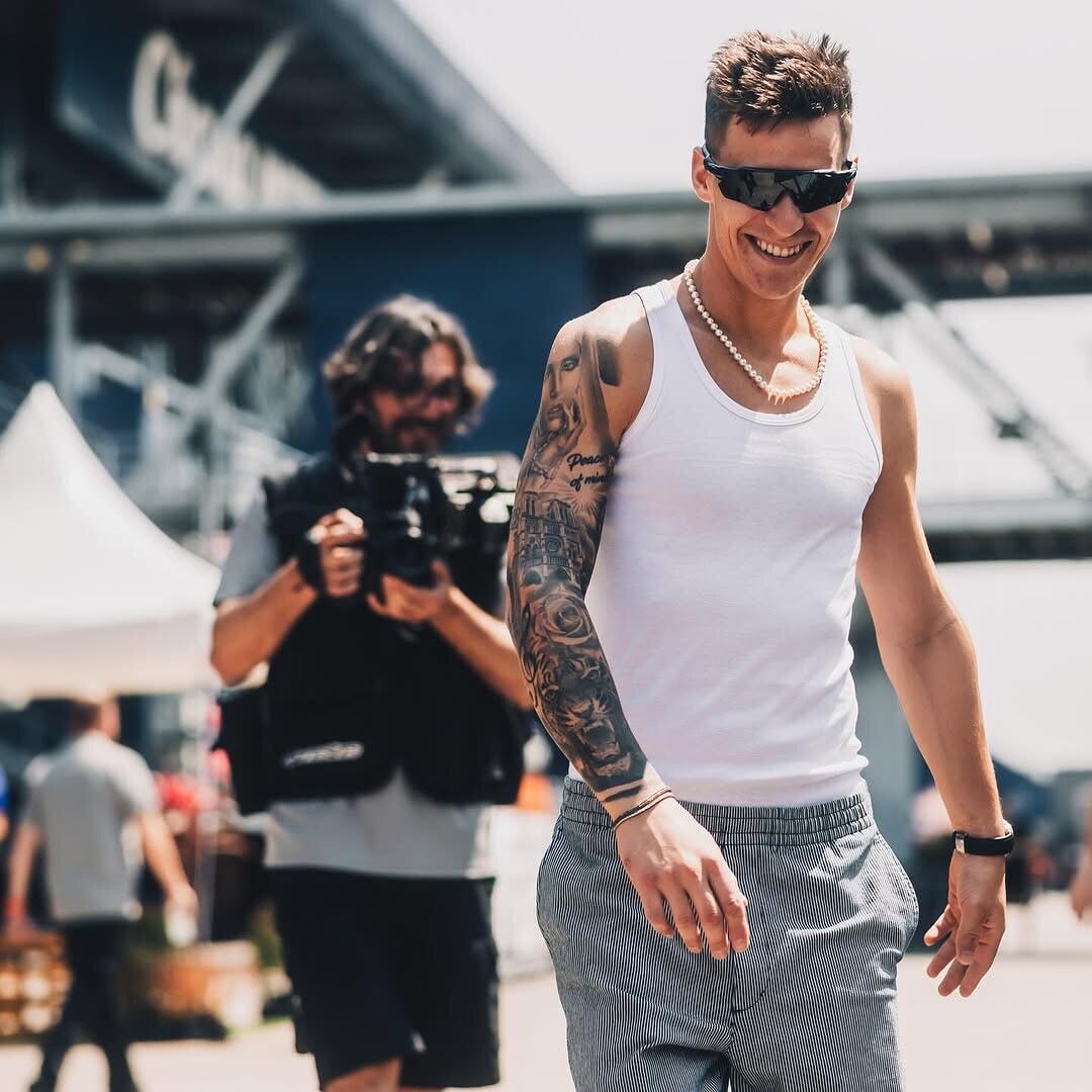 Da Quartararo in cannottiera a Marquez con la t-shirt celeste: tutti i look dei piloti