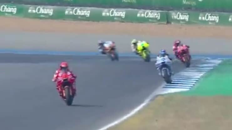 MotoGP Thailandia: Marc Marquez prima si fa passare, poi trionfa