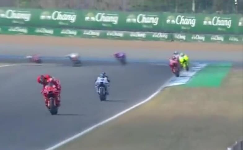 MotoGP Thailandia: Marc Marquez prima si fa passare, poi trionfa
