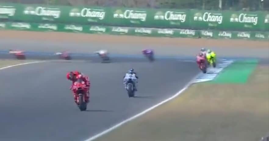 MotoGP Thailandia: Marc Marquez prima si fa passare, poi trionfa