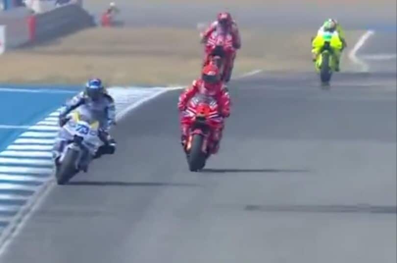 MotoGP Thailandia: Marc Marquez prima si fa passare, poi trionfa