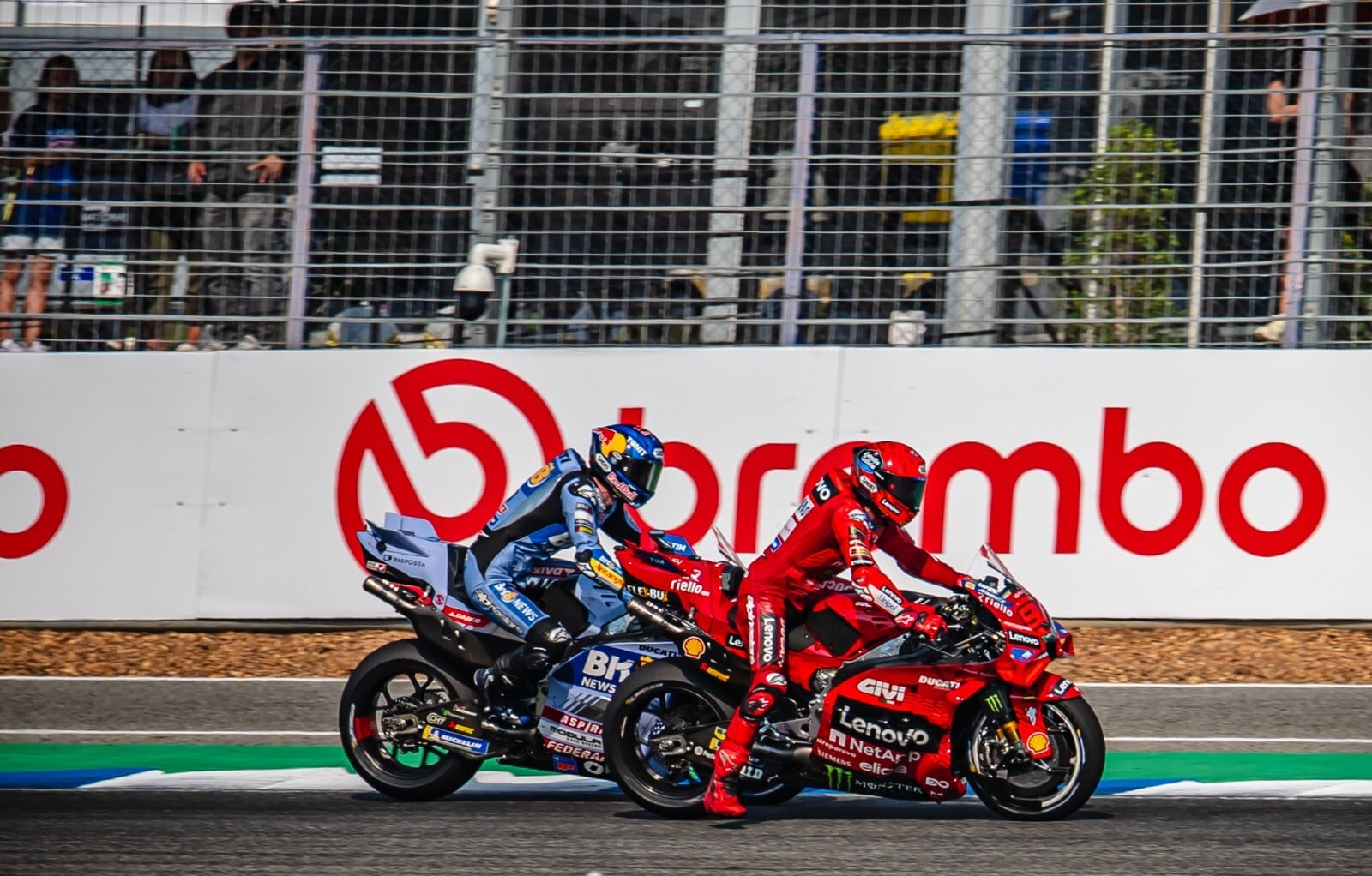 MotoGP Thailandia: Marc Marquez prima si fa passare, poi trionfa