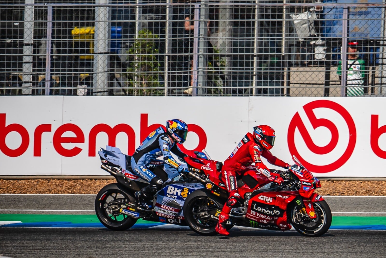 MotoGP Thailandia: Marc Marquez prima si fa passare, poi trionfa