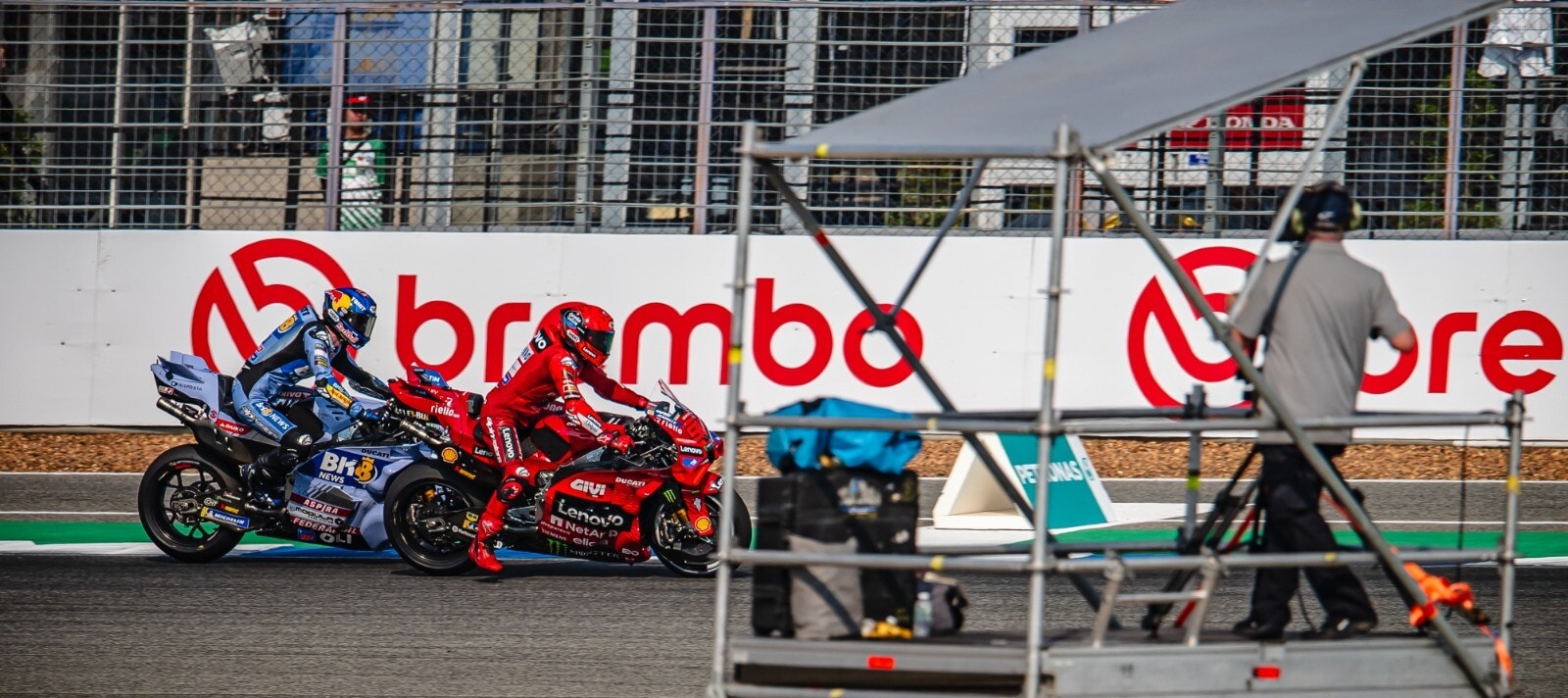 MotoGP Thailandia: Marc Marquez prima si fa passare, poi trionfa
