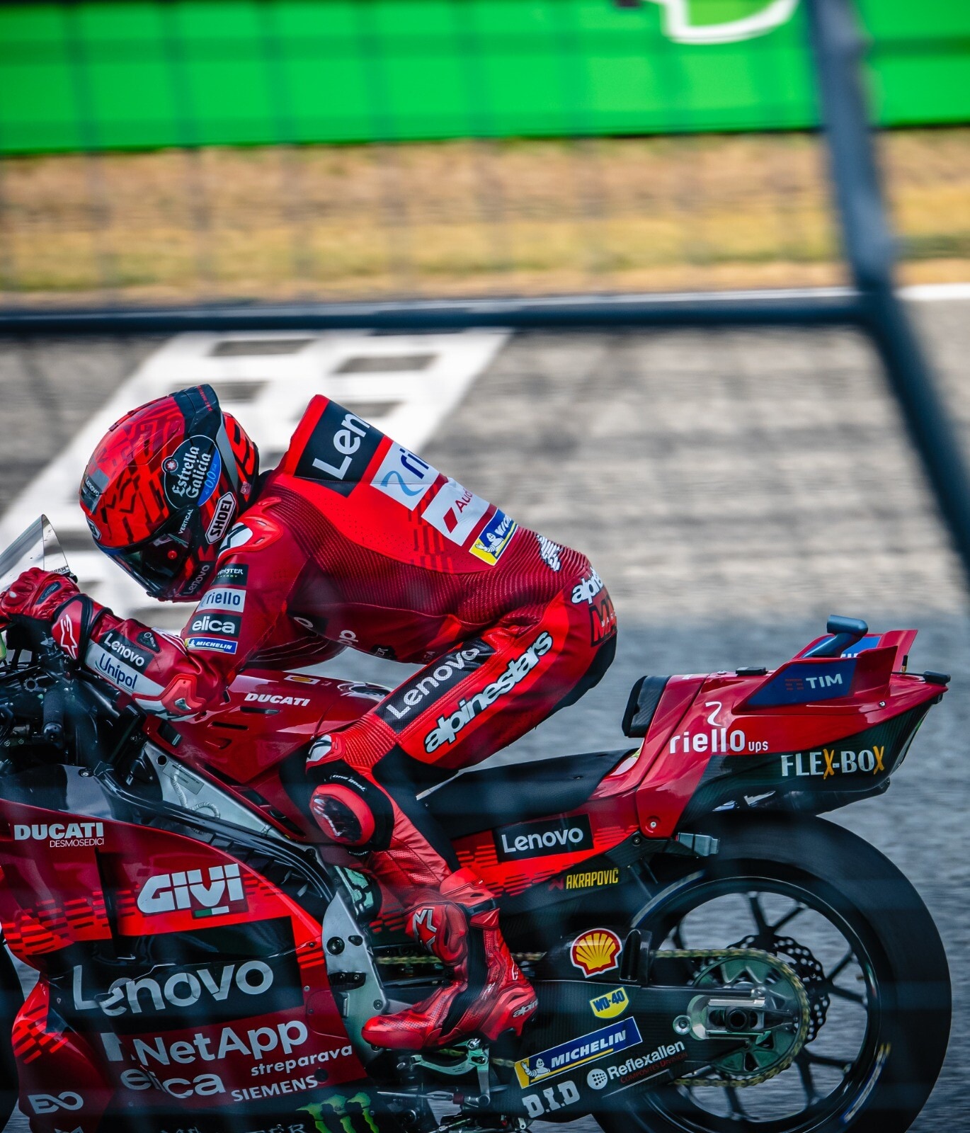 MotoGP Thailandia: Marc Marquez prima si fa passare, poi trionfa