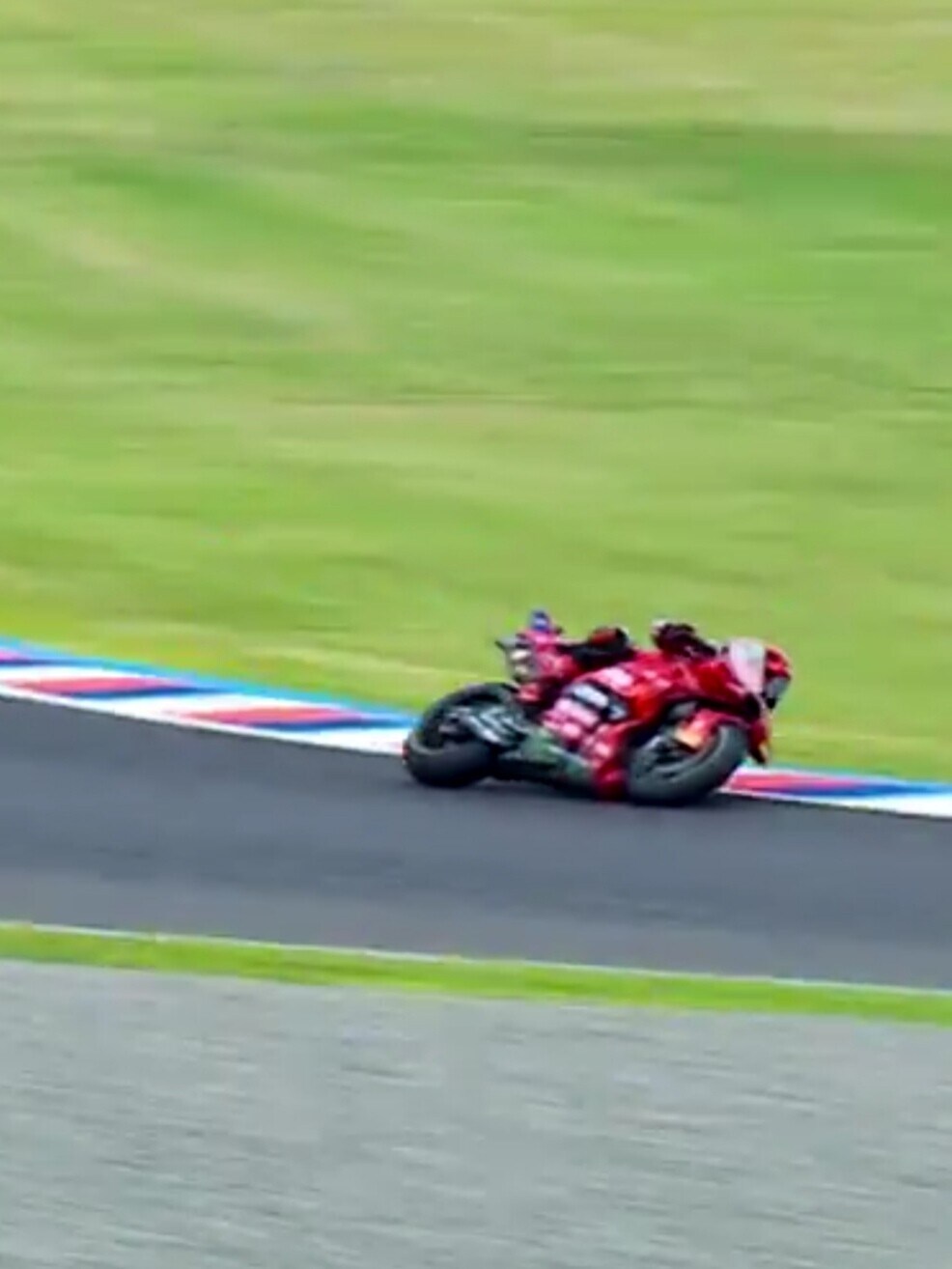 MotoGP Argentina, Pecco Bagnaia a terra: la sequenza della caduta