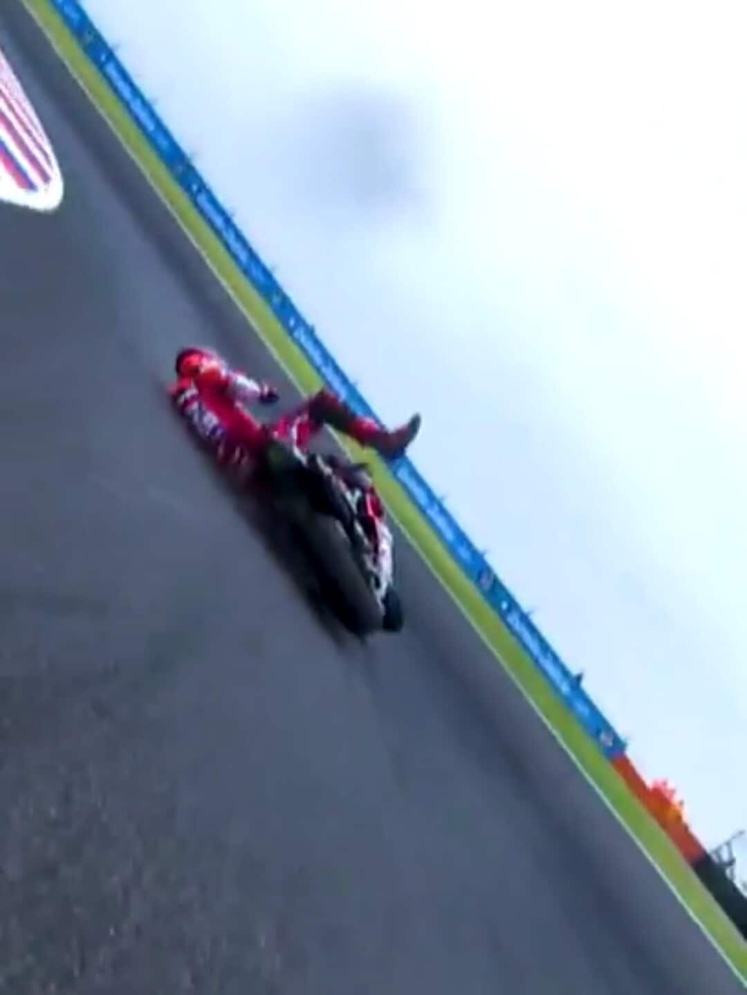 MotoGP Argentina, Pecco Bagnaia a terra: la sequenza della caduta