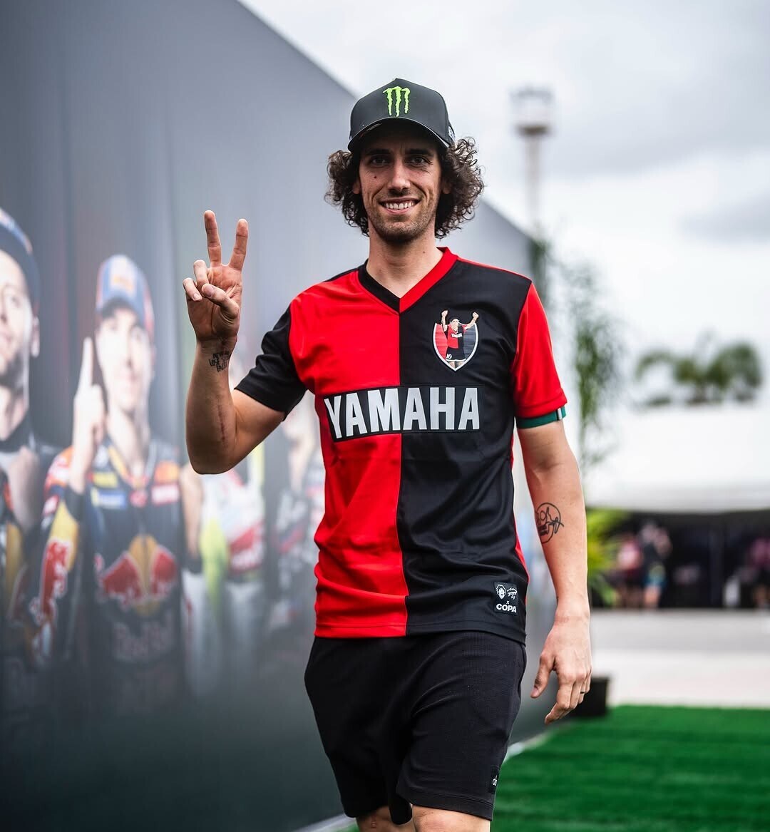 MotoGP, Rins si presenta indossando una maglia storica