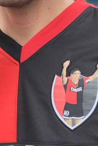 MotoGP, Rins si presenta indossando una maglia storica