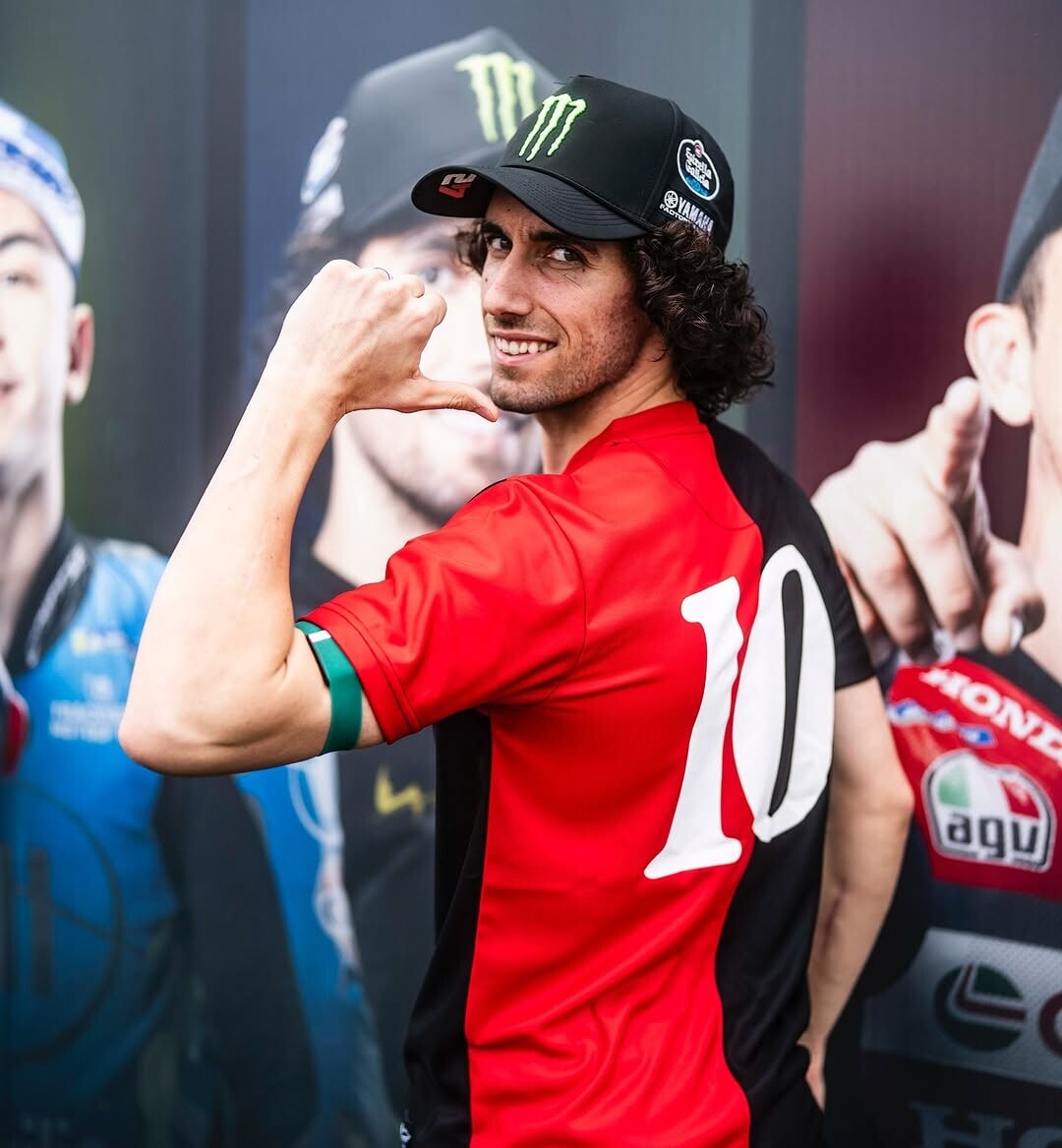 MotoGP, Rins si presenta indossando una maglia storica