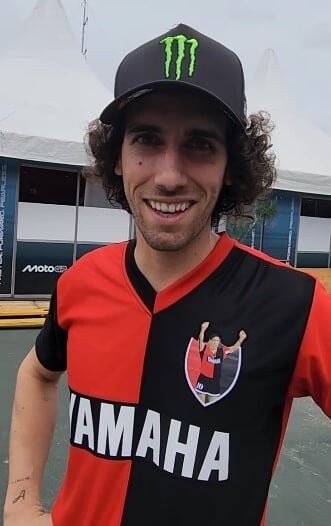 MotoGP, Rins si presenta indossando una maglia storica