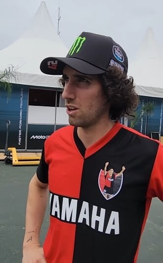 MotoGP, Rins si presenta indossando una maglia storica