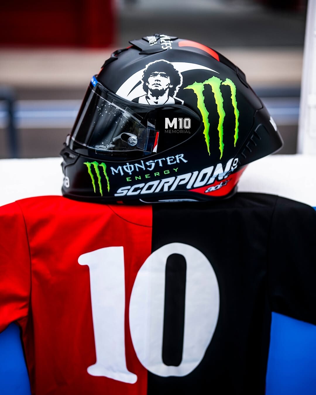 MotoGP, Alex Rins svela il casco dedicato a Diego Armando Maradona