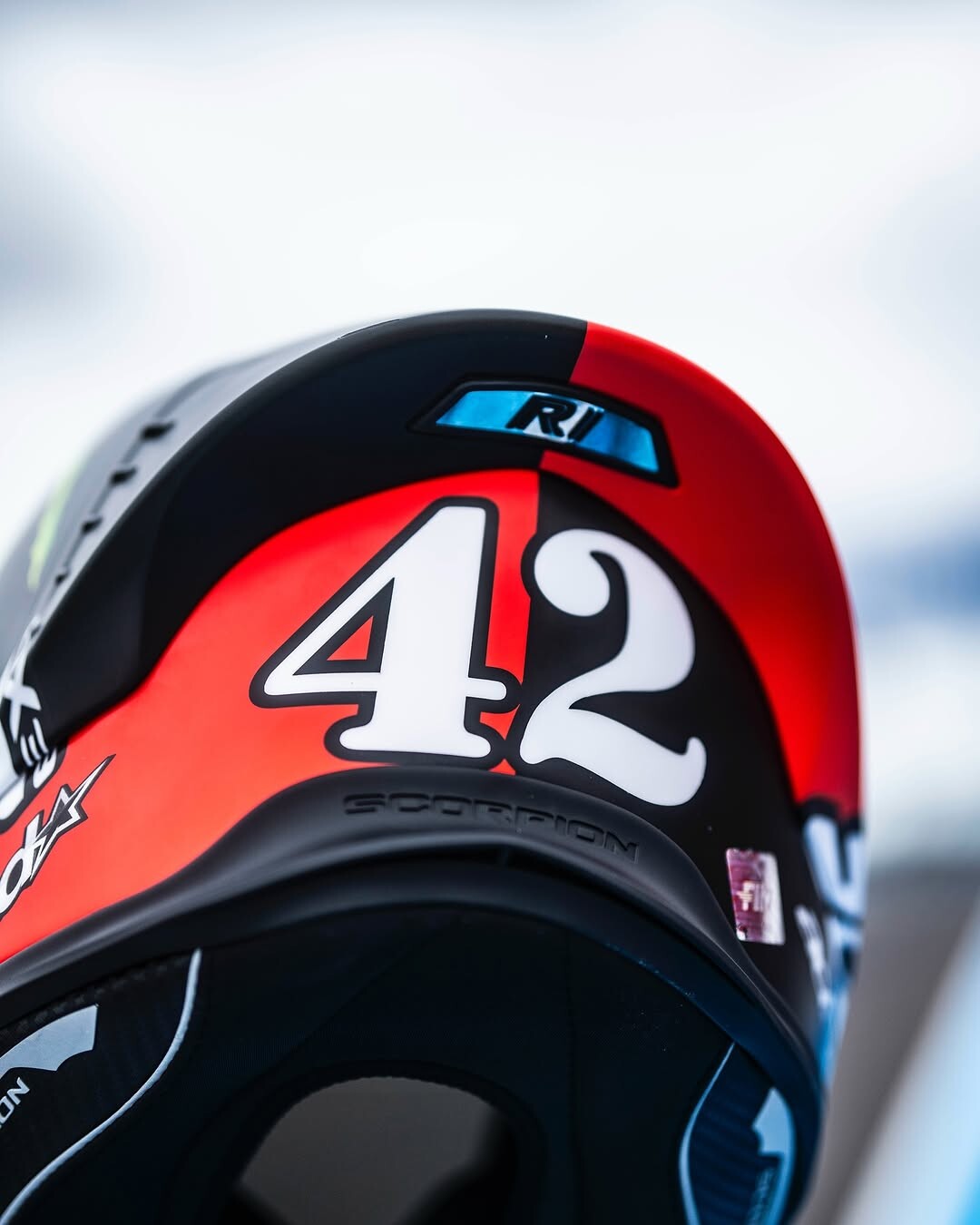MotoGP, Alex Rins svela il casco dedicato a Diego Armando Maradona