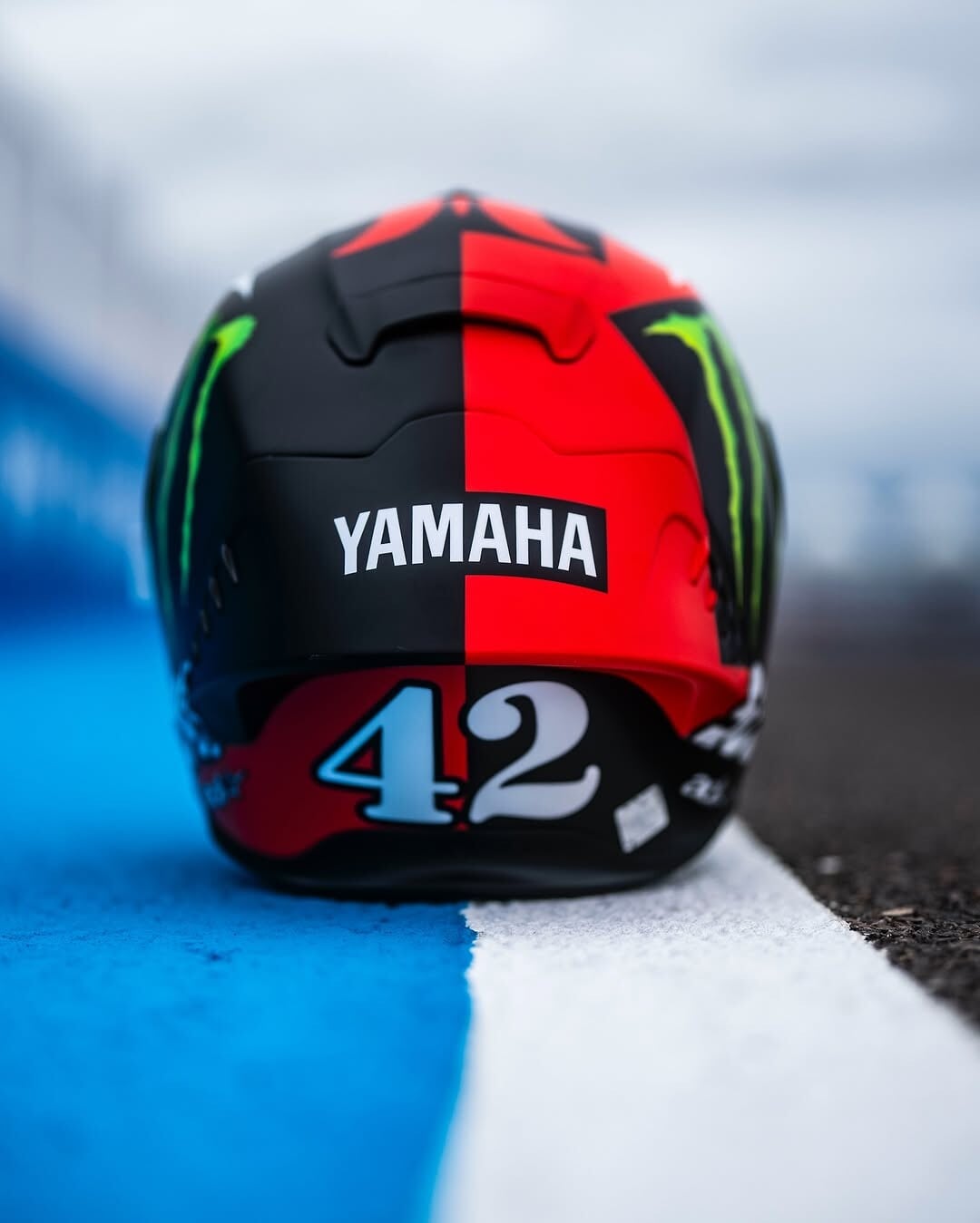 MotoGP, Alex Rins svela il casco dedicato a Diego Armando Maradona