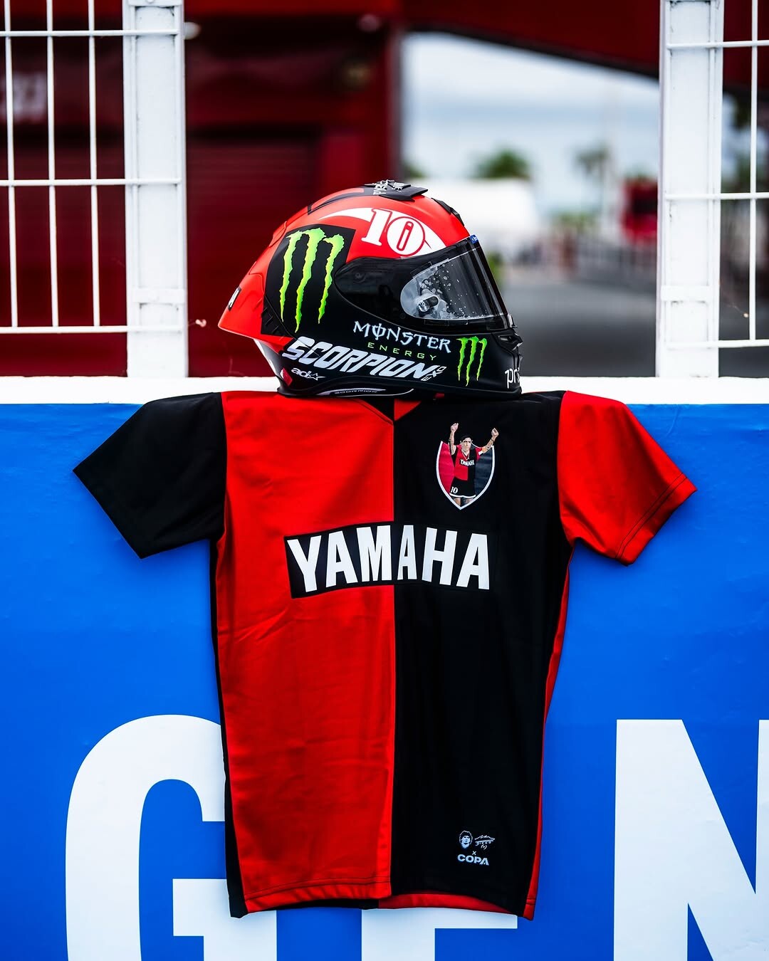 MotoGP, Alex Rins svela il casco dedicato a Diego Armando Maradona