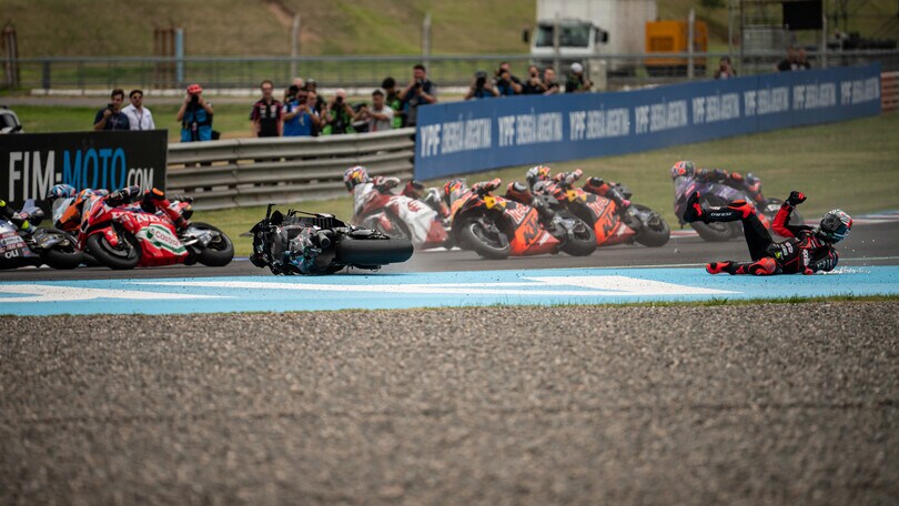 MotoGP, la spaventosa caduta di Bezzecchi: le FOTO