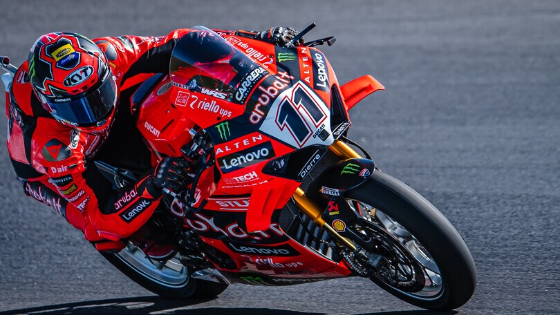 SBK Portimao: Bulega detta il passo nelle FP1, problemi per Razgatlioglu