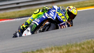 Valentino Rossi rinnova con Yamaha