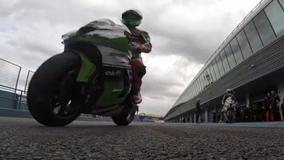 Video spettacolare: un giro in sella con Sykes, Baz e Salom