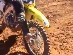 Guarda cosa combina Ken Roczen!