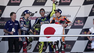 Rossi dona la coppa di Jerez ad un bimbo malato