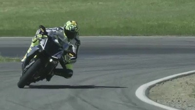 Valentino Rossi sfida il pilota robot