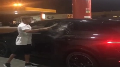 Iannone resta chiuso fuori dalla Porsche e rompe il finestrino a martellate