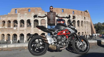 Michel Fabrizio nella 'sua' Roma in sella alla MV Agusta - FOTO