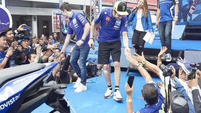 MotoGP: bagno di folla per Rossi e Viñales nelle Filippine