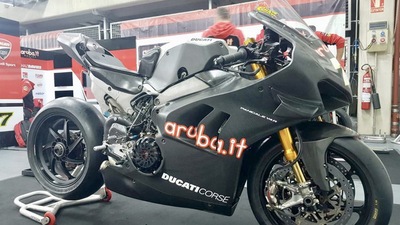 SBK, la prima uscita della Panigale V4R - VIDEO