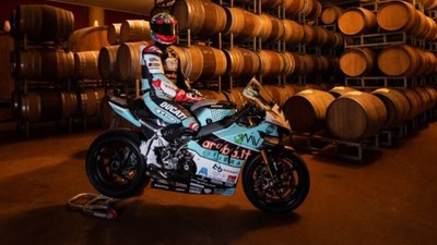 SBK, il team Go Eleven si fa turchese: ecco la V4 R di Chaz Davies