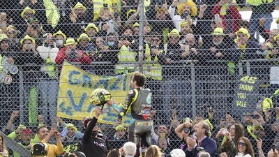 MotoGP, Rossi lancia il casco a Misano: il video della presa perfetta