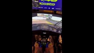 Valentino Rossi si allena al simulatore, in vista del 2022