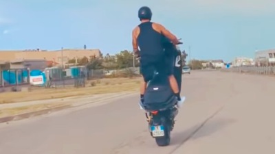 Andrea Iannone impenna col maxi scooter: il video diventa virale