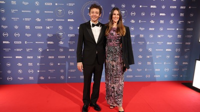 FIM Awards Red Carpet: Valentino Rossi, Bagnaia e Bautista sfilano insieme alle loro fidanzate