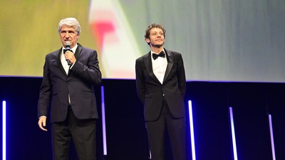 FIM Awards 2022, la premiazione di Valentino Rossi