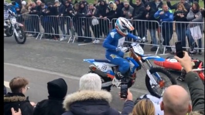 Enduro, un pilota investe un rivale prima del via - IL VIDEO