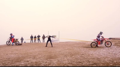 Alex Camera trattiene due moto lanciate a tutto gas: il video incredibile