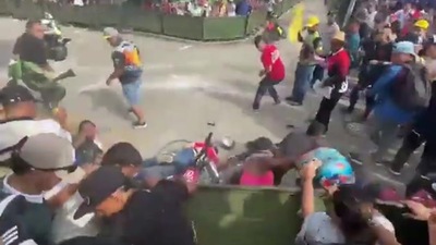 Shock in Colombia: moto travolge gli spettatori