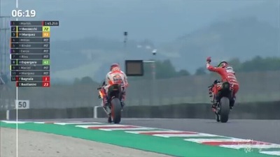 MotoGP, Mugello: Bagnaia, le foto del "vaffa" a Marc Marquez