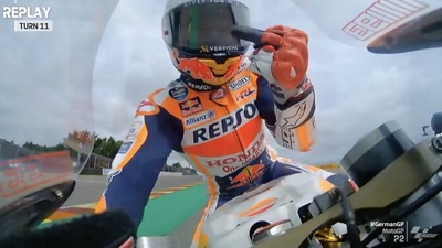 MotoGP Germania, Marquez esasperato: dito medio alla sua Honda
