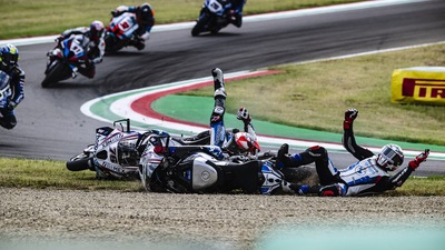 SBK: Gerloff abbatte Baz, per la "gioia" di Laverty