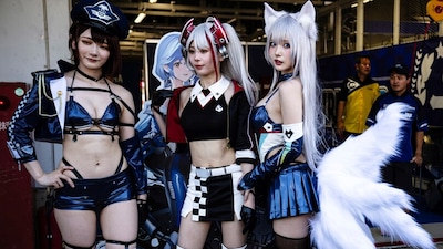 Ombrelline e... cosplayer: le ragazze della 8 Ore di Suzuka 2023
