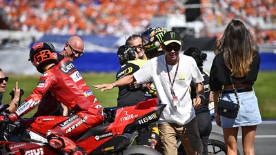 MotoGP Austria, Valentino Rossi festeggia con Bagnaia e Bezzecchi