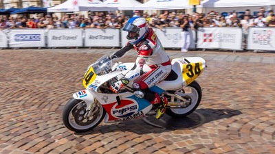 L'urlo del 2 tempi: Schwantz e Uncini in azione tra le vie di Torino