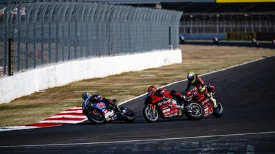 SBK, Magny - Cours: la sequenza del botto Bautista - Rinaldi in Superpole Race