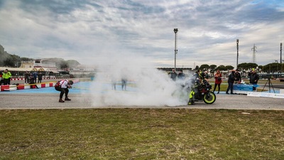 Blocca una moto lanciata a tutto gas: le foto del record shock