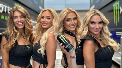 SBK: le ombrelline infiammano il paddock di Cremona